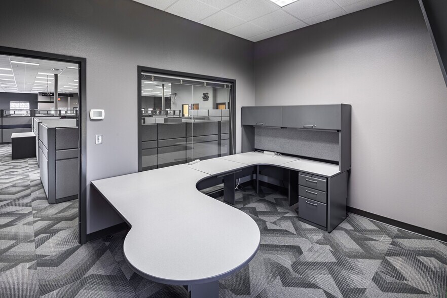 More Photos Of 921-929 Marthas Way, Hiawatha Light Distribution For Sale