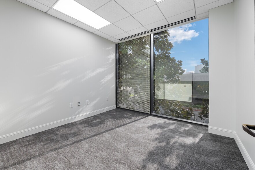 More Photos Of 17 S Briar Hollow Ln, Houston Office Residential For Lease