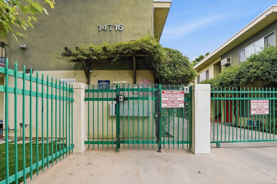 More Photos Of 14716-14722 Delano St, Van Nuys Multifamily For Sale