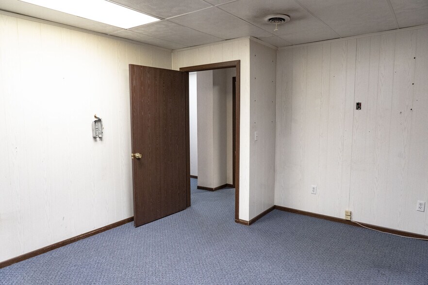 More Photos Of 218 Center Rd, Monroeville Freestanding For Lease