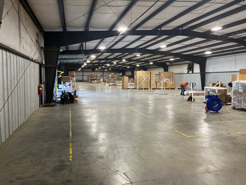 More Photos Of 701 Eden Ter, Archdale Warehouse For Lease