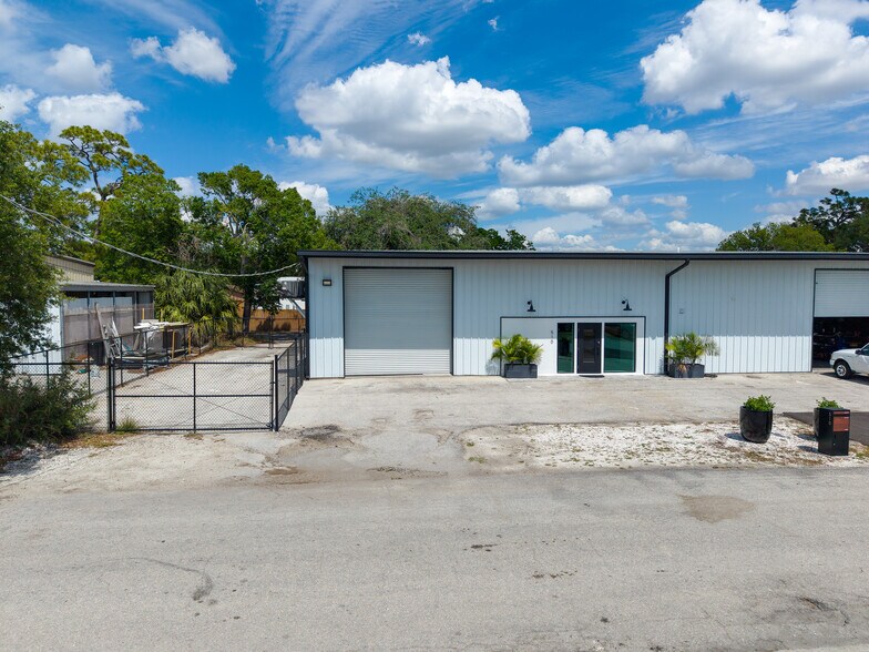 More Photos Of 510 Mango Ave, Sarasota Flex For Lease
