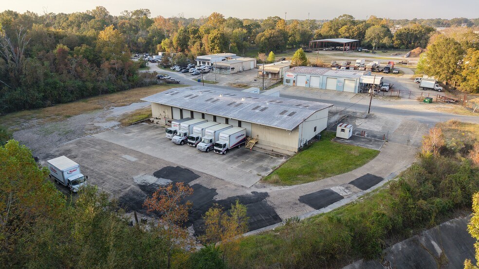 More Photos Of 6722 Bicentennial Pl, Baton Rouge Truck Terminal For Lease