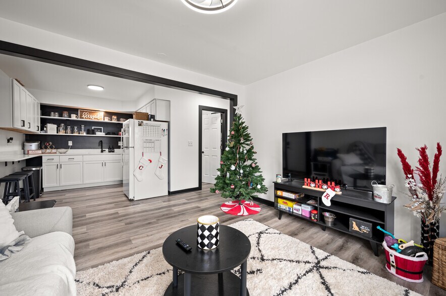 More Photos Of 1066 S Cross St, Sycamore Apartments For Sale