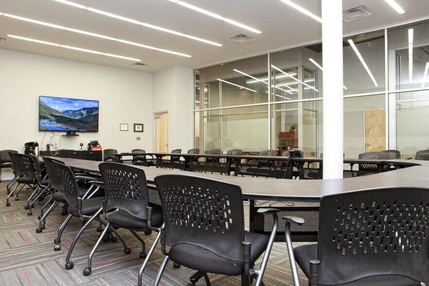 More Photos Of 817 E 4th St, Tulsa Showroom For Sale