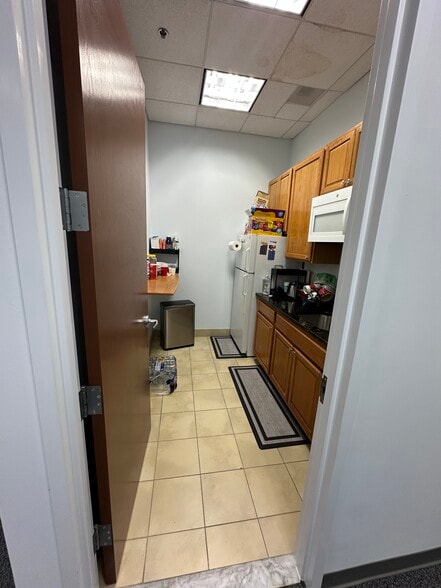 More Photos Of 4229 Lafayette Center Dr, Chantilly Business Park For Lease