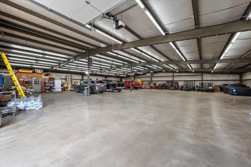 More Photos Of 613 2nd St, Kerens Light Manufacturing For Sale