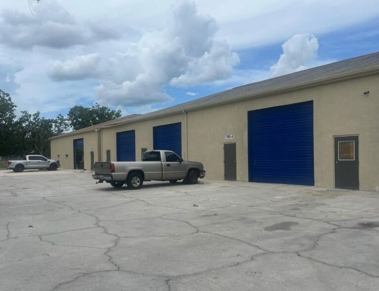 More Photos Of 722 17th St E, Palmetto Warehouse For Lease