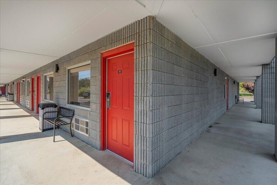 More Photos Of 182 Quillen Chapel Service Rd, Campton Hotel For Sale