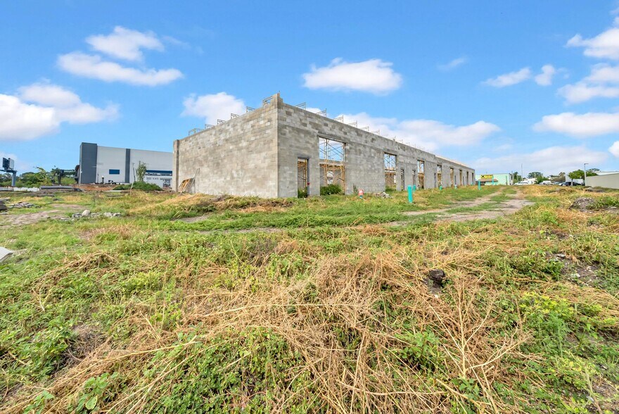 More Photos Of 9310 Ulmerton Rd, Largo Light Manufacturing For Lease