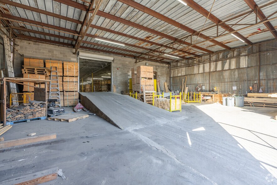 More Photos Of 2463-2517 S Riverside Dr, Fort Worth Manufacturing For Lease