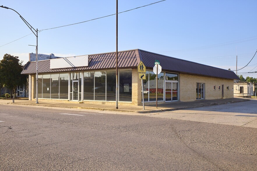 More Photos Of 423 W Main St, Durant Office For Lease