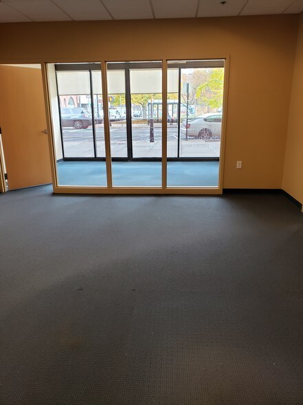 More Photos Of 1500 Main St, Springfield Medical For Lease