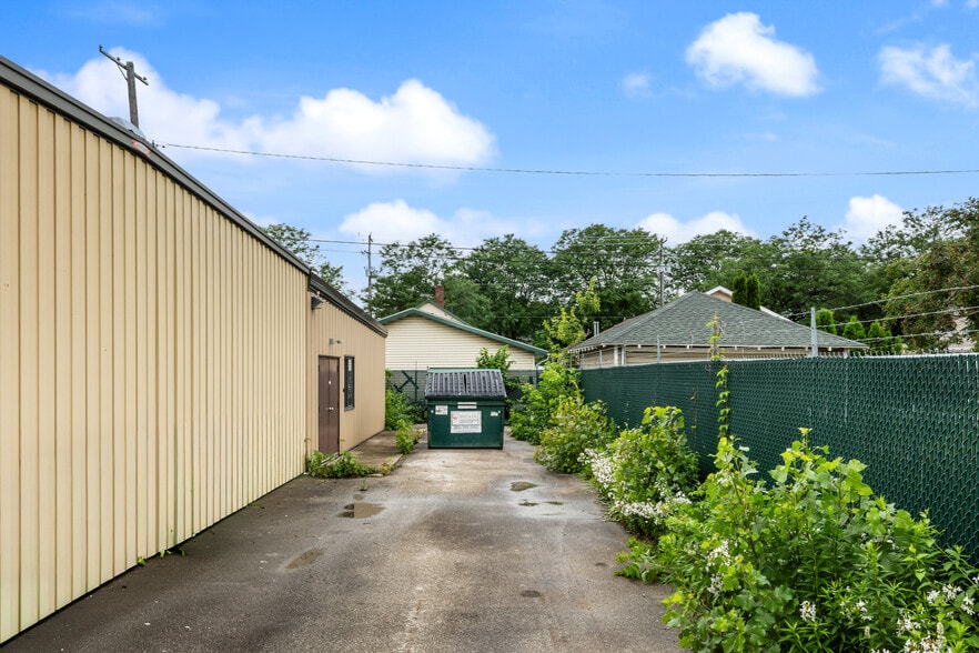 More Photos Of 1138 State St, Green Bay Warehouse For Sale