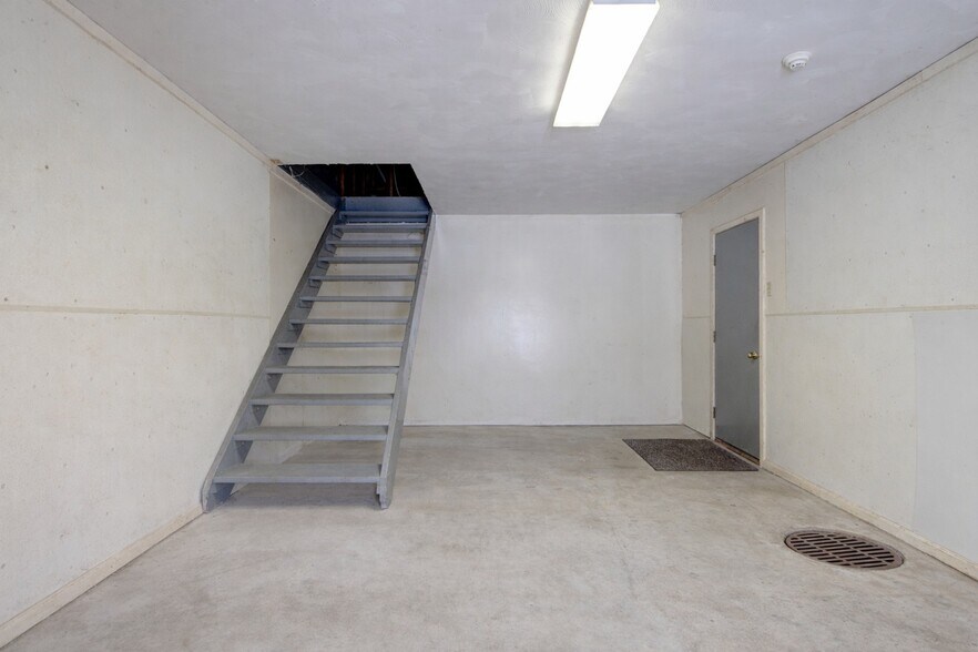 More Photos Of 762 Pre Emption Rd, Geneva Veterinarian Kennel For Sale