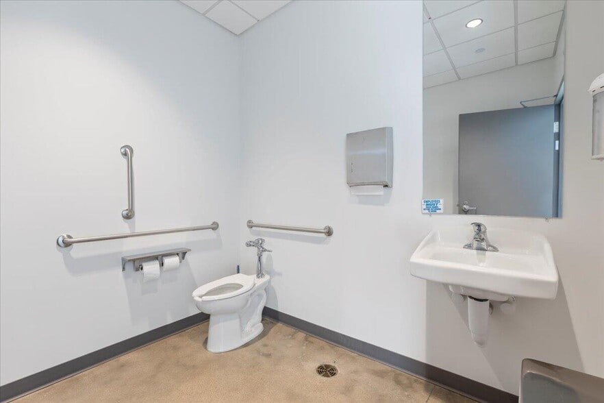 More Photos Of 4201 Rivers Edge Pky, Council Bluffs Office For Lease