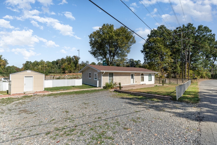 More Photos Of 9008 N Lakebrook Rd, Charlotte Light Distribution For Sale