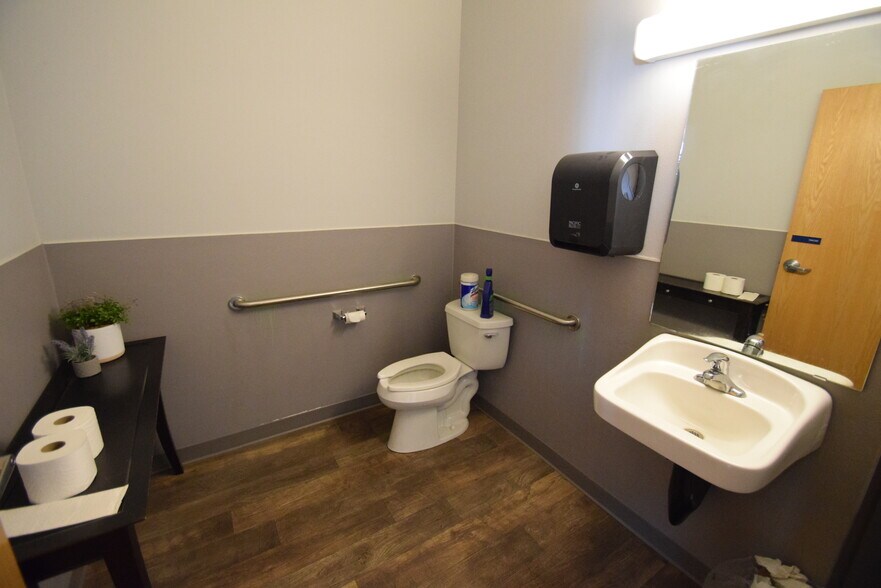 More Photos Of 615 SE Glenwood Dr, Bend Unknown For Lease