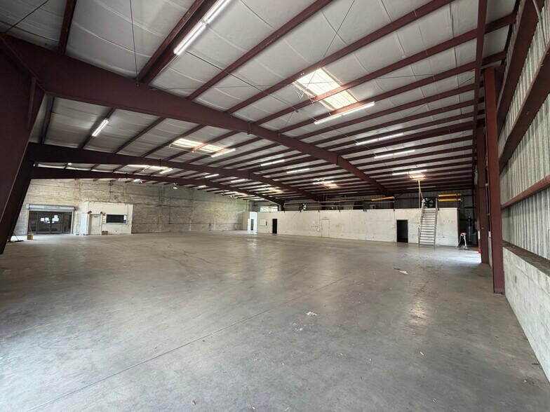 More Photos Of 12090 Metro Pky, Fort Myers Warehouse For Lease