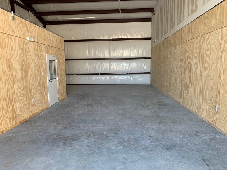 More Photos Of 9210 Highway 36, Needville Showroom For Lease