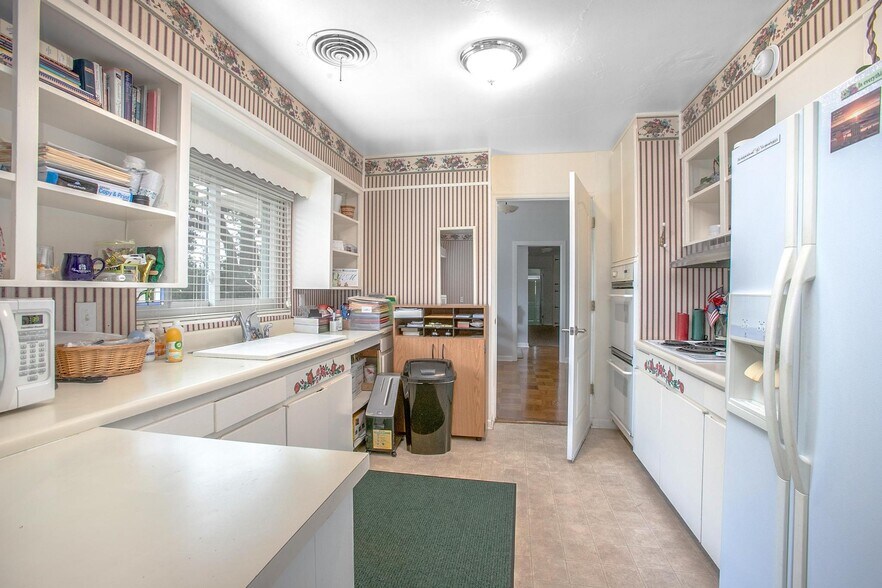 More Photos Of 1025 W New York Ave, Deland Coworking Space