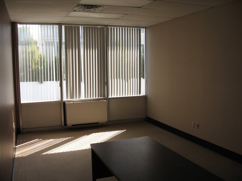 More Photos Of 76 Progress Dr, Stamford Research And Development For Lease