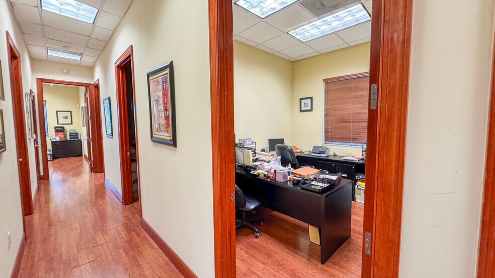 More Photos Of 401-425 NW 10th Ter, Hallandale Beach Flex For Sale