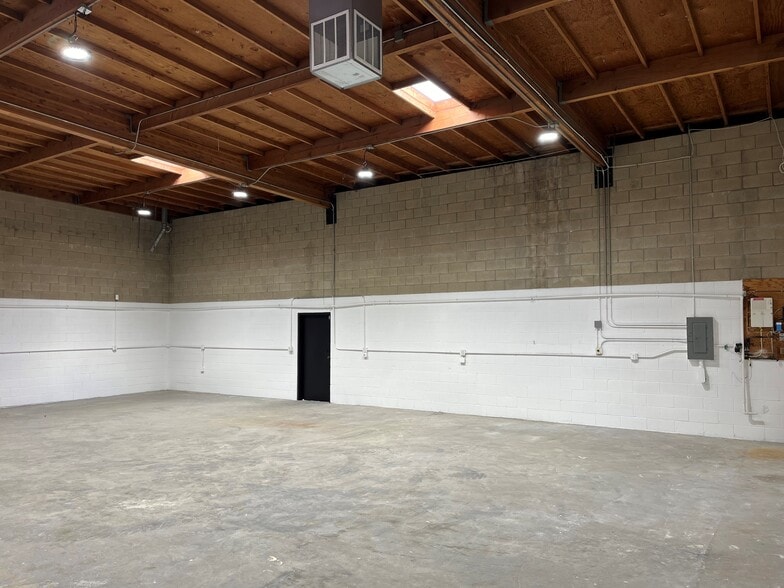 More Photos Of 817-873 W 9th St, San Jacinto Warehouse For Lease