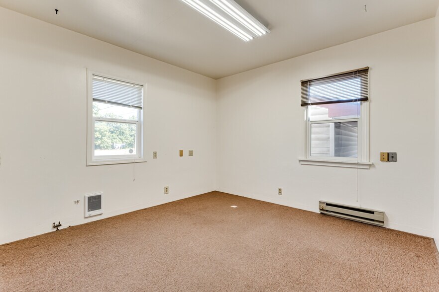 More Photos Of 1350 Ivy St, Junction City Office For Sale