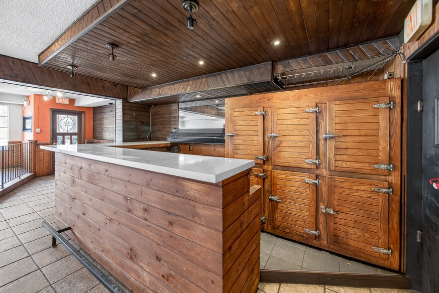 More Photos Of 277 Queen St S, Mississauga Storefront Retail Residential For Lease