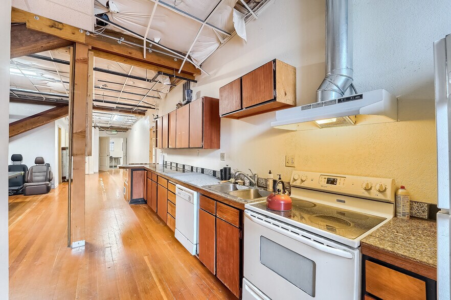 More Photos Of 611 2nd Ave, Longmont Showroom For Sale