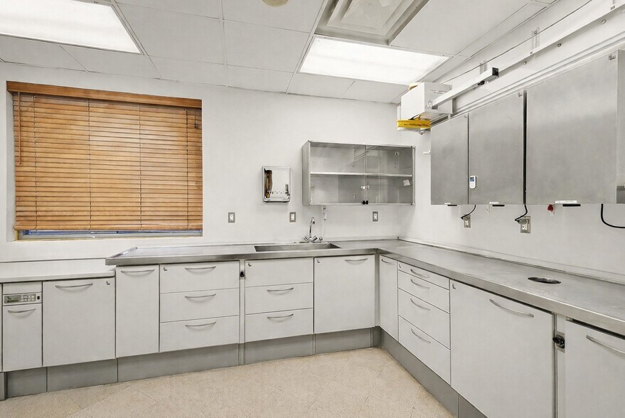 More Photos Of 15555 Silver Pky, Fenton Medical For Sale