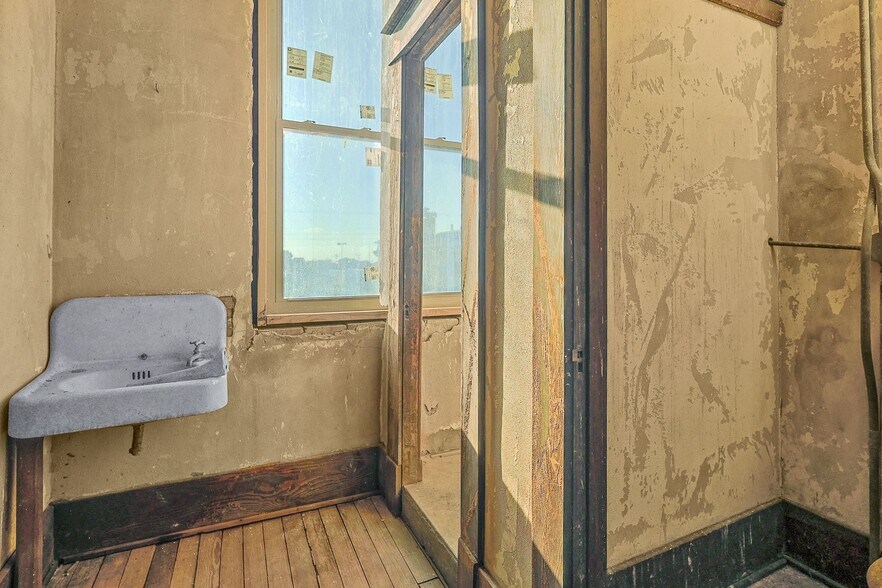 More Photos Of 125 S Waco St, Hillsboro Office For Sale