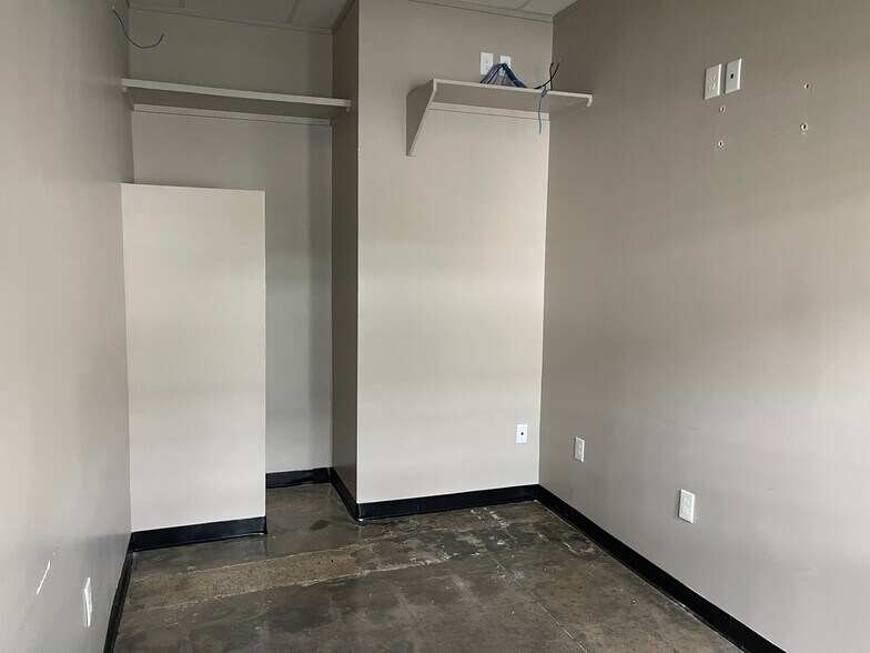 More Photos Of 13107-13141 W Lake Houston Pky, Houston Unknown For Lease