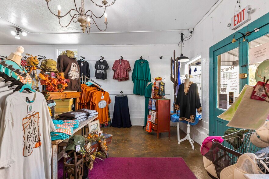 More Photos Of 322 S Main St, Boerne General Retail For Sale