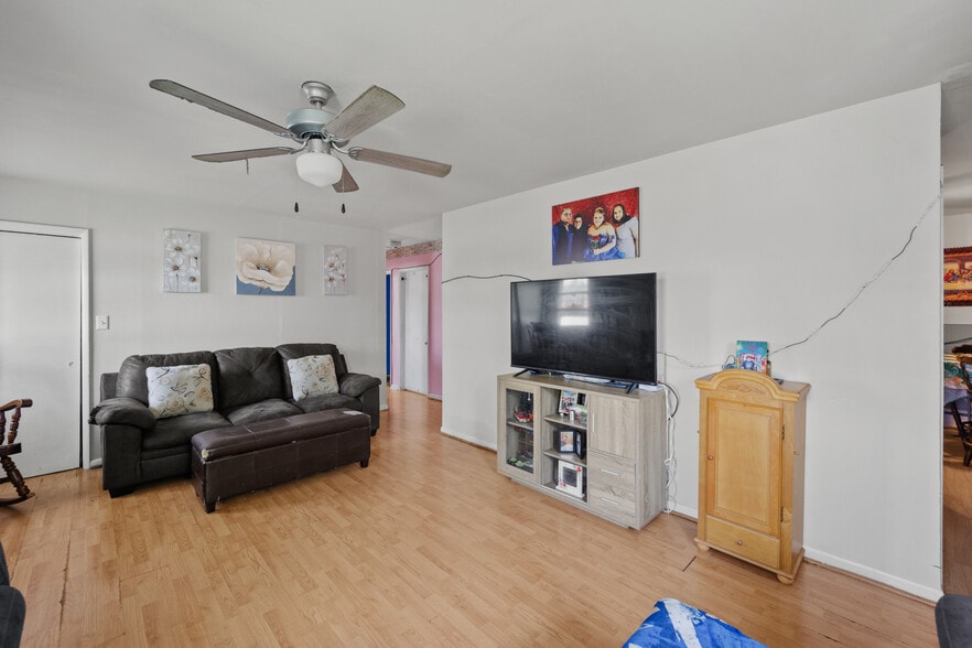 More Photos Of 2516-2518 N Dupont Pky, Middletown Freestanding For Sale