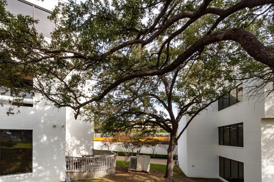 More Photos Of 104 Decker Ct, Irving Unknown For Lease