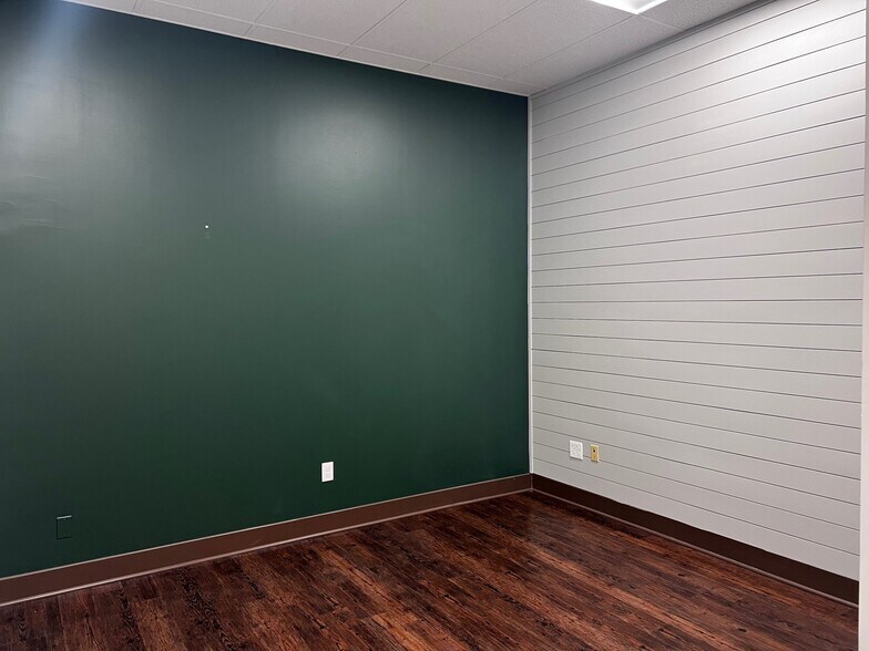 More Photos Of 15970 S Mur-Len Rd, Olathe Unknown For Lease