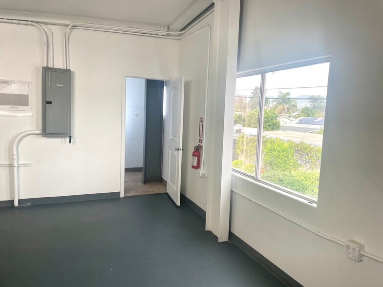 More Photos Of 8212-8214 San Fernando Rd, Sun Valley Light Distribution For Sale