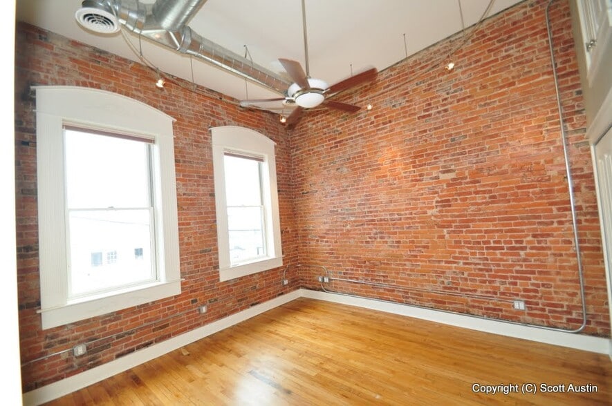 More Photos Of 922-924 Military St, Port Huron Storefront Retail Office For Sale