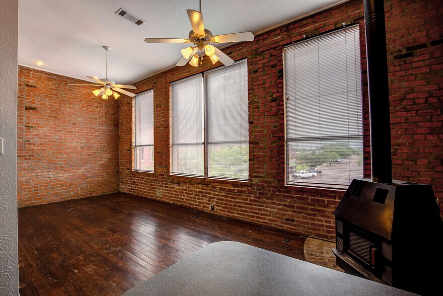 More Photos Of 1213 Washington St, Commerce Storefront Retail Office For Sale