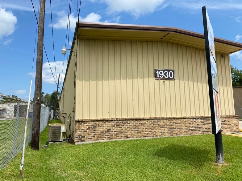 More Photos Of 1930 W Cardinal Dr, Beaumont Warehouse For Lease