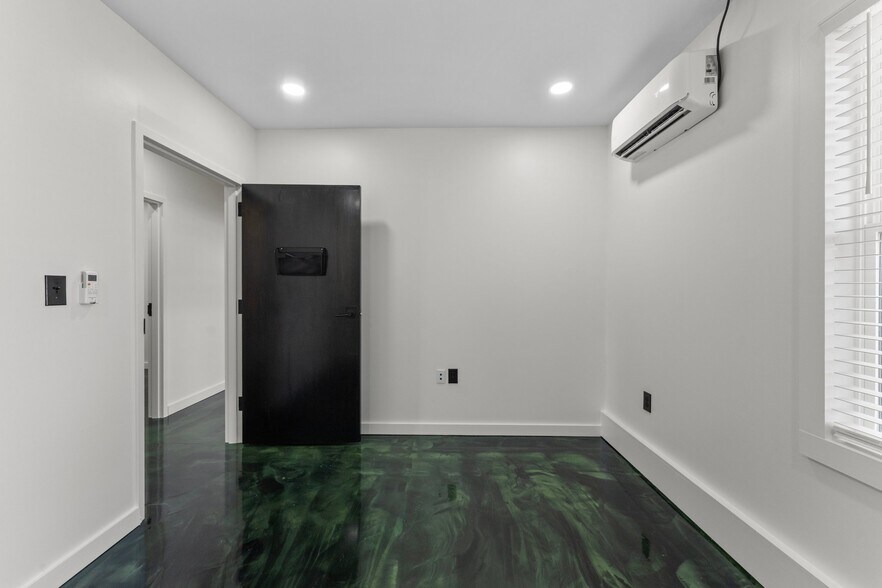 More Photos Of 2988 George Washington Memorial Hwy, Hayes Office For Sale