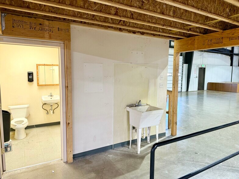 More Photos Of 12045 6300 Rd, Montrose Flex For Lease