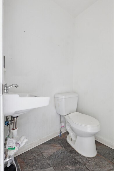 More Photos Of 805 E Prospect St, York General Retail For Sale