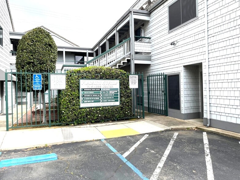 More Photos Of 222 W Lockeford St, Lodi Office For Lease