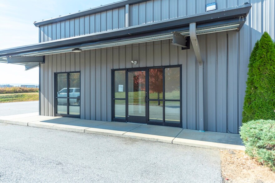 More Photos Of 25 Reeds Way, Flat Rock Warehouse For Lease