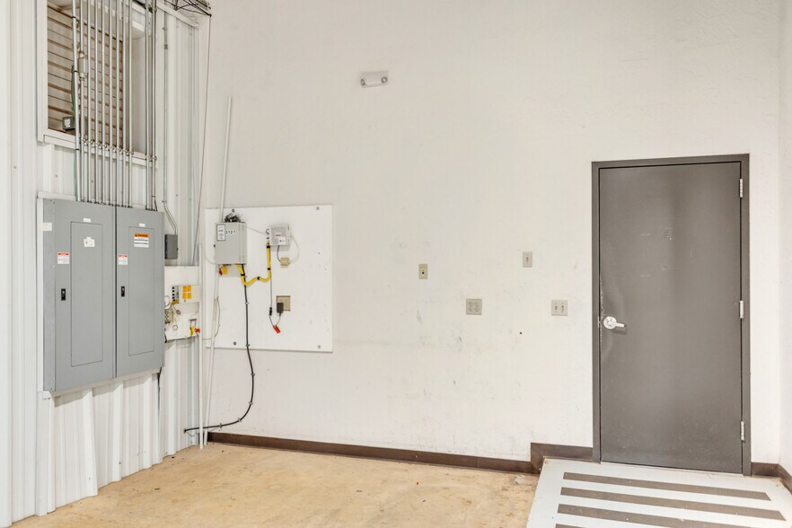 More Photos Of 3121 S Lakeside Dr, Oklahoma City Industrial For Sale