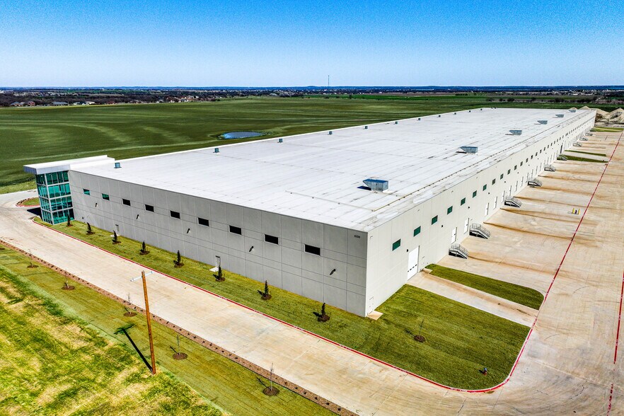 More Photos Of 611 N Stemmons Fwy, Sanger Warehouse For Lease