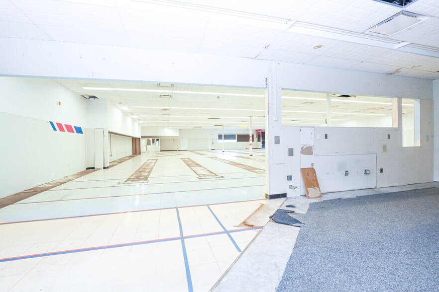 More Photos Of 902 N Lewis St, Glenville Drugstore For Sale